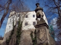 Hrad Zlín Malenovice a socha svatého